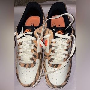 8.5 Women’s/Mens Tiger Print Sneakers
